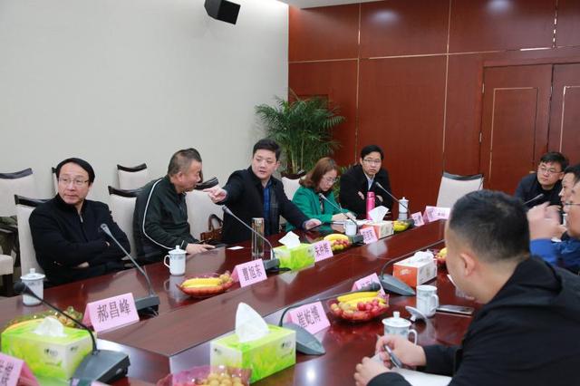 召开座谈会.jpg