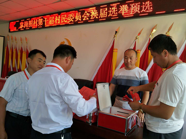 24 市侨联驻村第一书记巴雅尔协同监票人开箱统计收回选票中.jpg