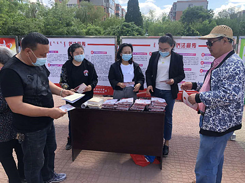 悬挂宣传横幅及发放资料等形式进行普法宣传,以现场问答的方式对侨务