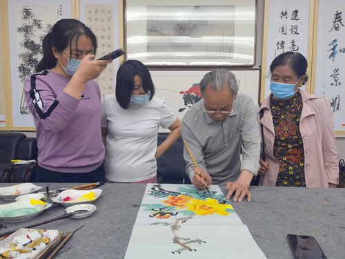 20220524161033465.jpg 侨眷张明忠现场作画.jpg