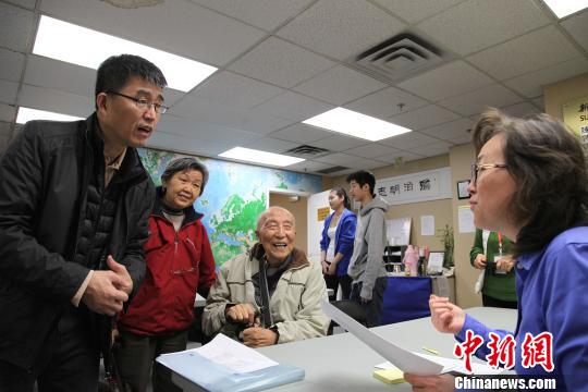 中国驻多伦多总领馆深入社区为侨民办理健在证明